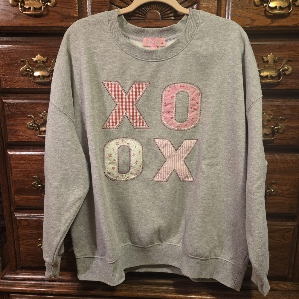 VINYL HEART Gray Sweatshirt with Pink XO Appliques